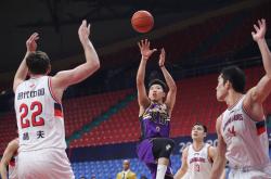 爱游戏在线-新疆男篮队员积极备战，期待比赛胜利