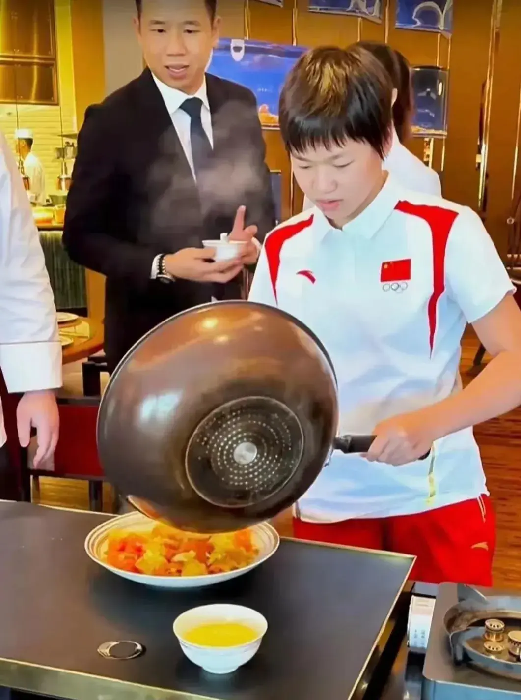 独揽鳌头！中国女足斩获冠军奖杯！
