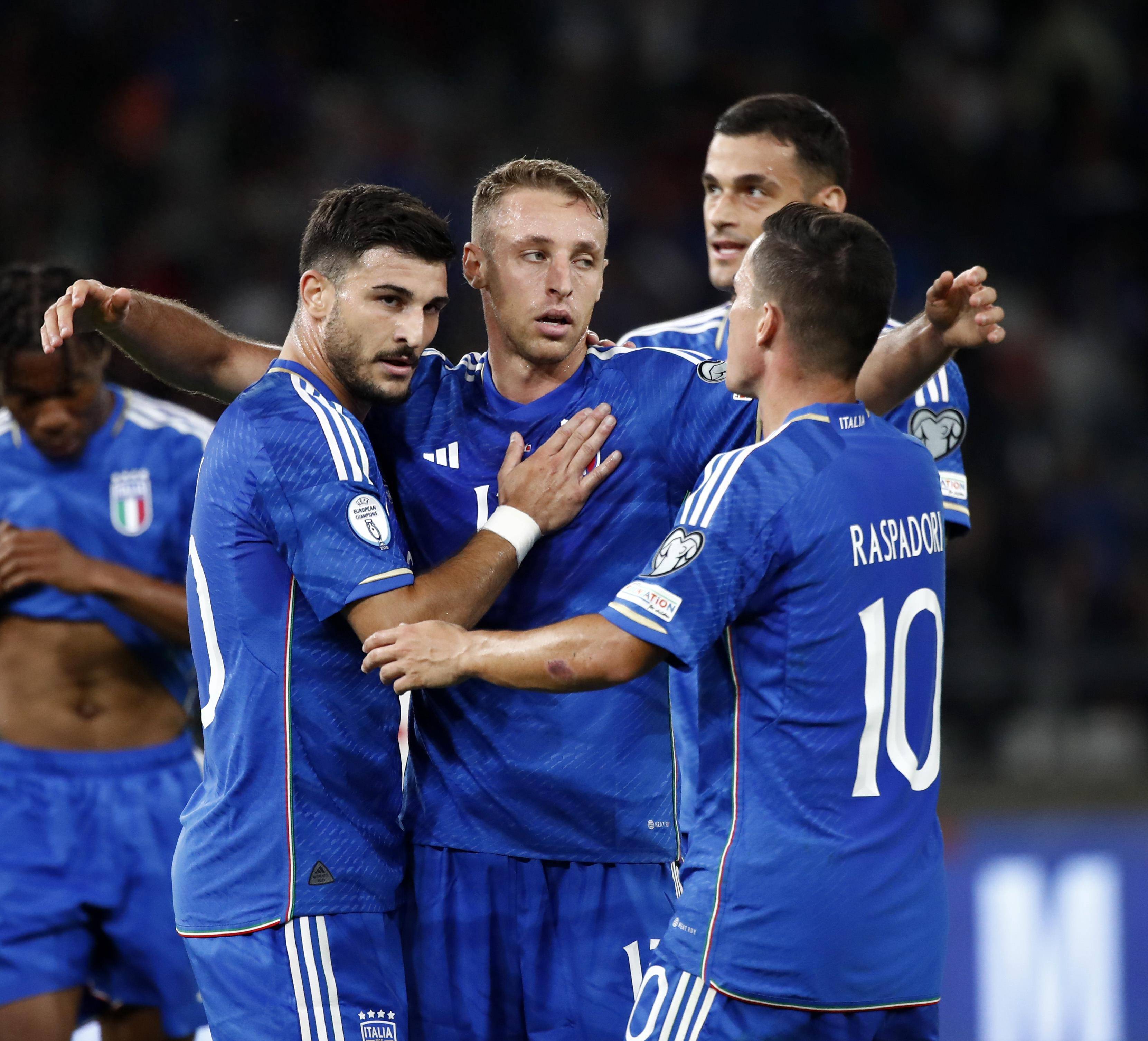 包含欧预赛比赛激情澎湃，球员们拼尽全力的词条