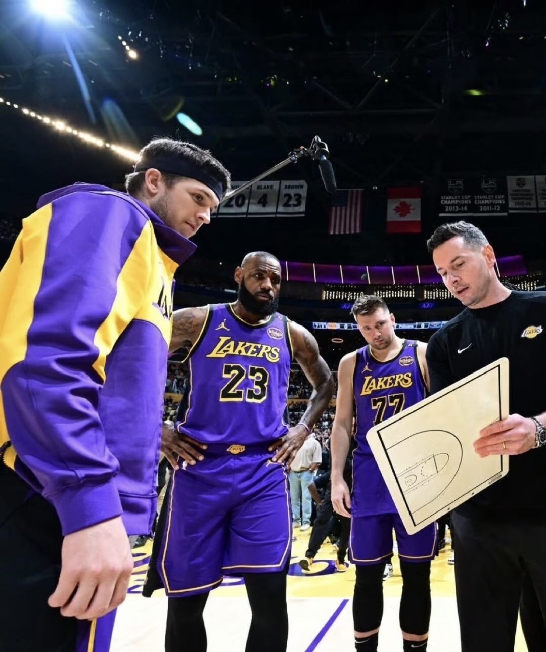 湖人主场力克开拓者，取得连胜